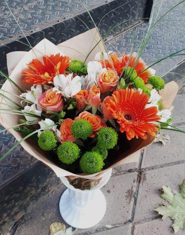 Букет цветов из: Герберы, Хризантемы, Альстромерии и Розы в Венцах