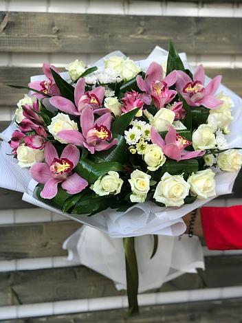 Букет цветов из: Розы и Хризантемы в Венцах