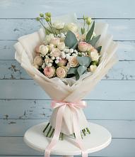 Букет цветов из:  Розы и Лизиантусы в Венцах