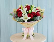 Букет цветов из:  Лилии и Розы в Венцах