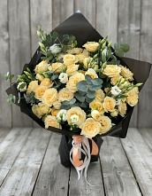 Букет цветов из:  Розы и Лизиантусы в Венцах