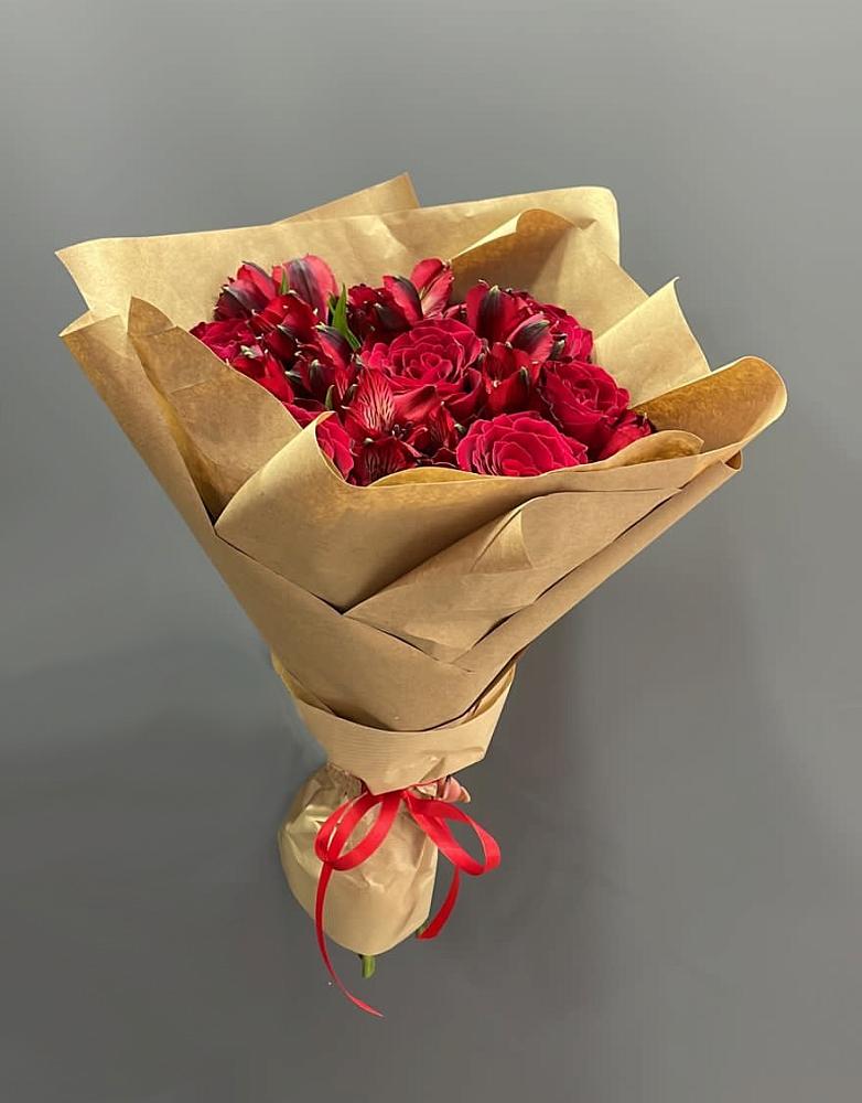 Букет цветов из: Альстромерии и Розы в Венцах