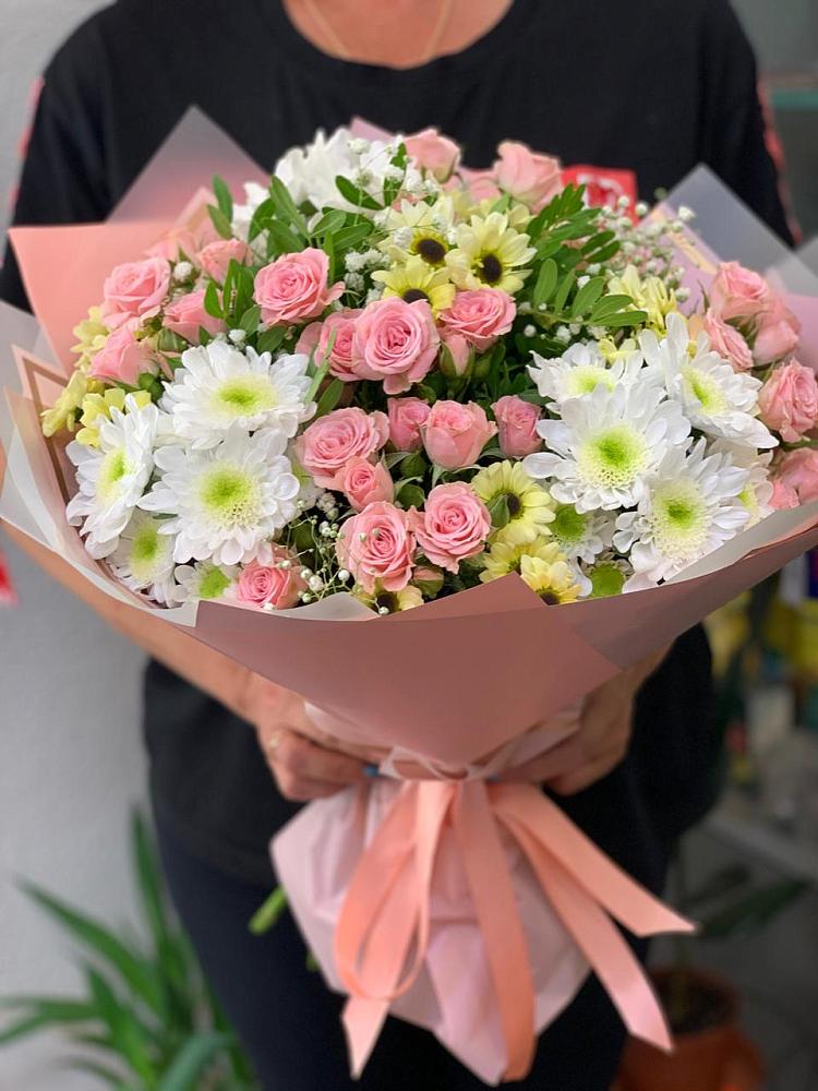 Букет цветов из: Розы и Хризантемы в Венцах