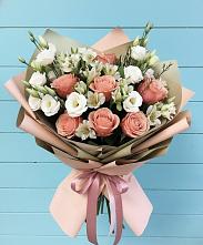 Букет цветов из:  Розы, Альстромерии и Лизиантусы в Венцах