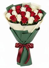 Букет Микс из красных и белых роз в Венцах