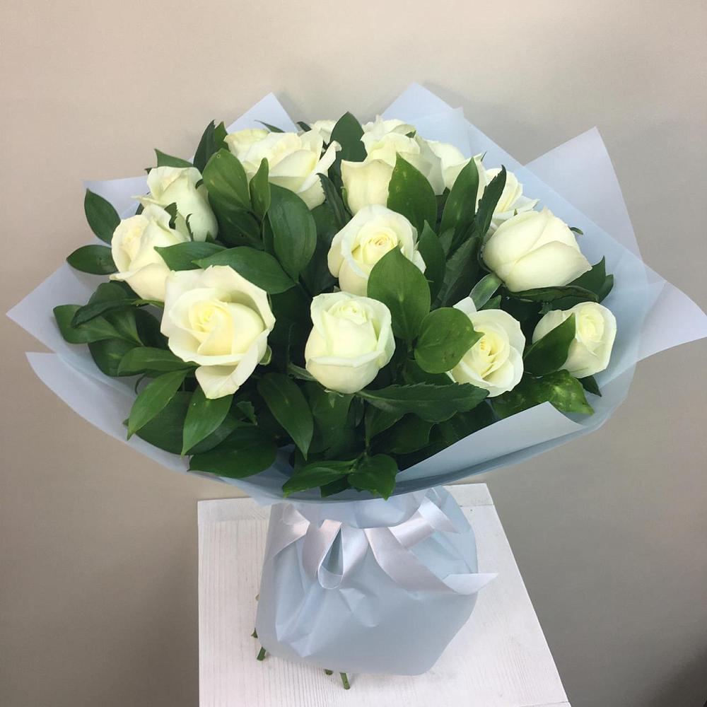Букет 15 Белых роз Проуд в Венцах