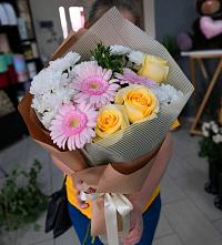 Букет цветов из:  Герберы, Розы и Хризантемы в Венцах