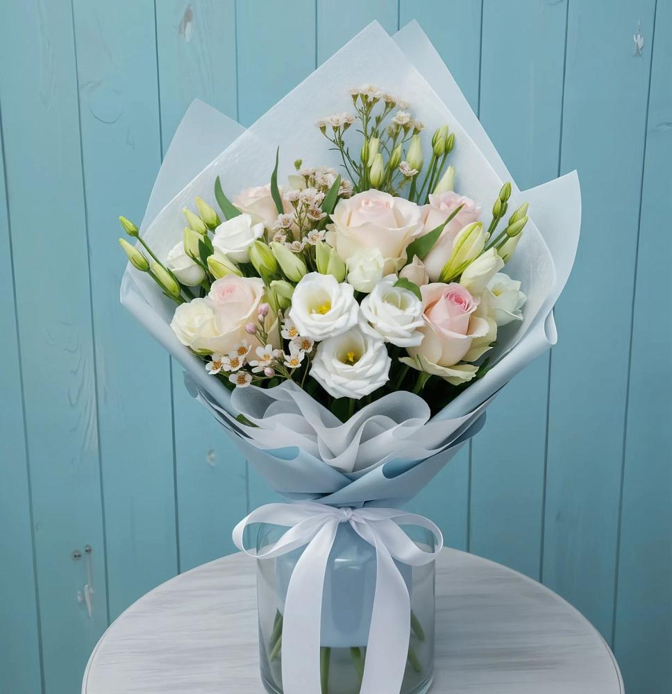 Букет цветов из: Розы и Лизиантусы в Венцах