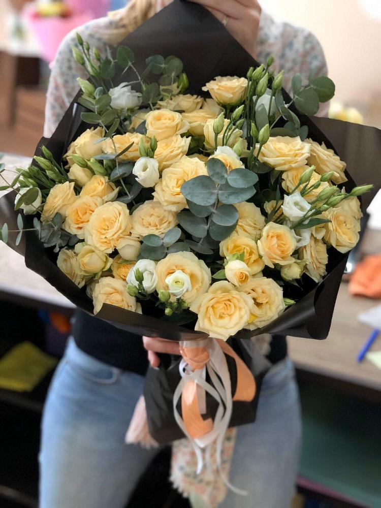 Букет цветов из: Розы и Лизиантусы в Венцах