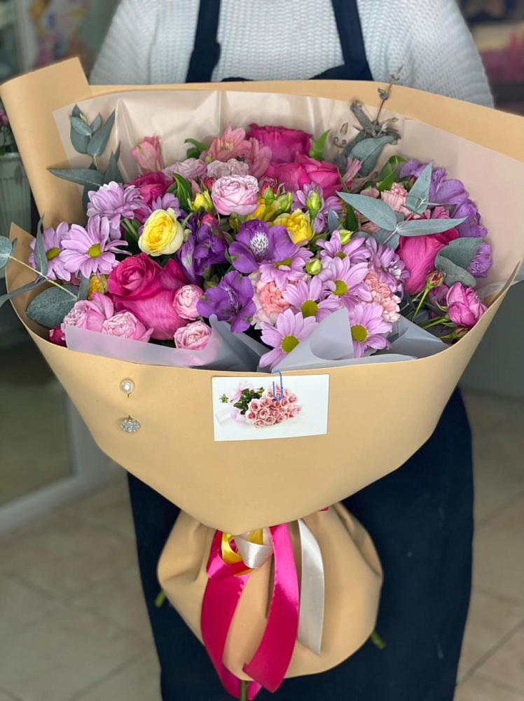 Букет цветов из: Хризантемы, Гвоздики и Альстромерии в Венцах