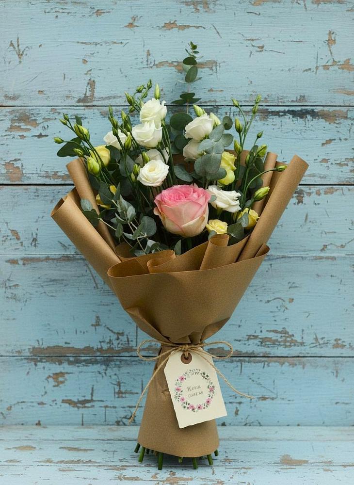 Букет цветов из: Розы и Лизиантусы в Венцах