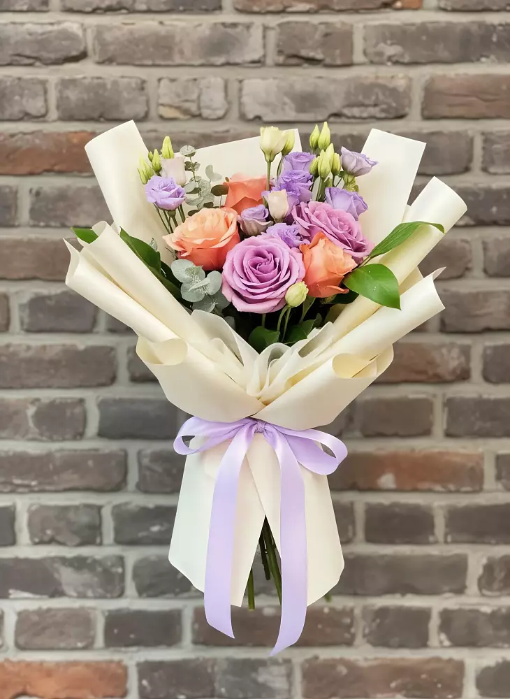 Букет цветов из: Лизиантусы и Розы в Венцах