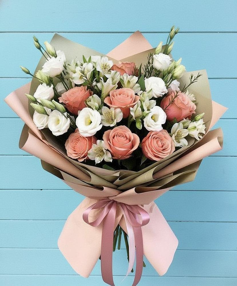 Букет цветов из: Розы, Альстромерии и Лизиантусы в Венцах