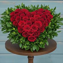 Цветочная композиция из Розы в виде сердца в Венцах