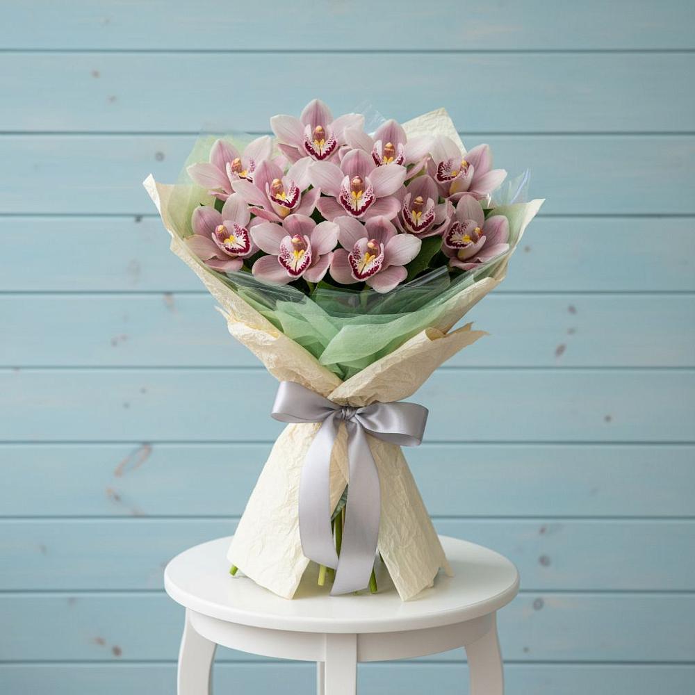 Букет цветов из: Орхидеи и Розы в Венцах