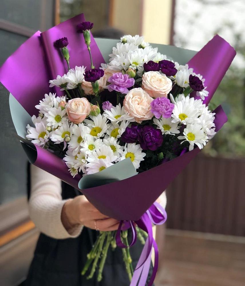 Букет цветов из: Хризантемы, Гвоздики и Розы в Венцах