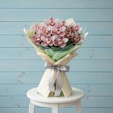 Букет цветов из:  Орхидеи и Розы в Венцах