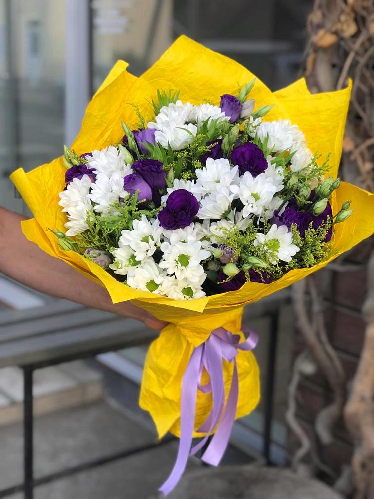 Букет цветов из: Ирисы, Хризантемы и Ромашки в Венцах