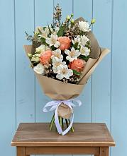 Букет цветов из:  Альстромерии, Лизиантусы, Розы и Хризантемы #REPLACE_PRED# Венцах