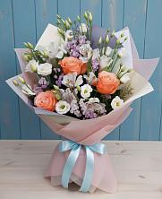 Букет цветов из:  Лизиантусы, Розы, Альстромерии и Гипсофила в Венцах