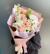 Букет цветов из:  Хризантемы и Розы в Венцах