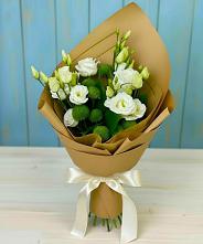 Букет цветов из:  Хризантемы и Лизиантусы в Венцах