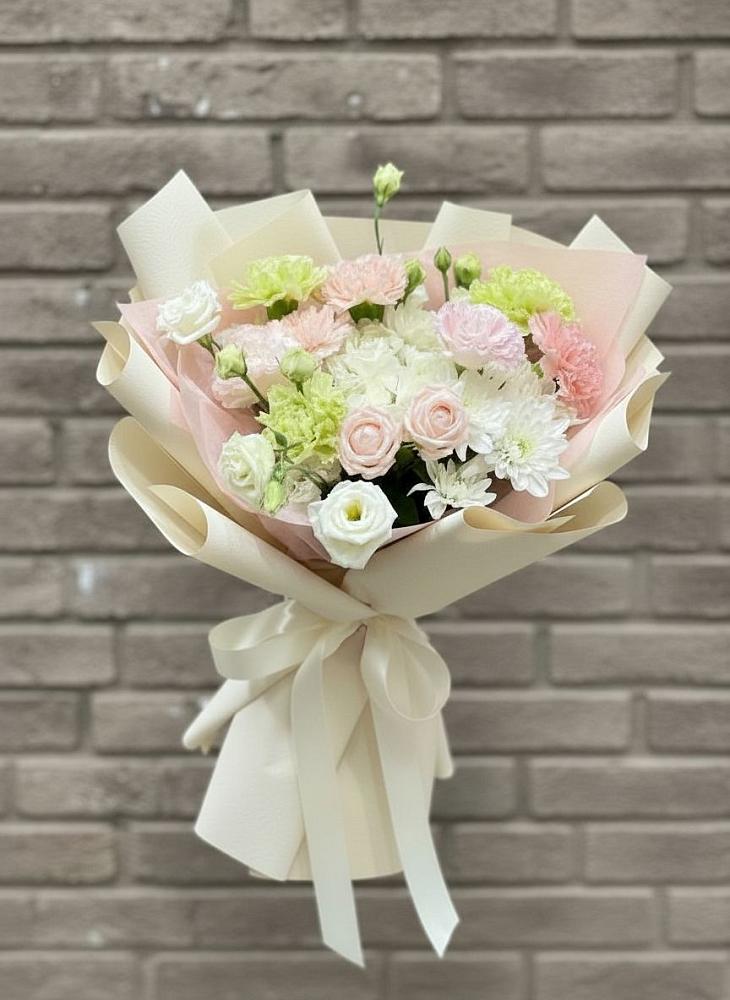 Букет цветов из: Гвоздики, Розы, Лизиантусы и Хризантемы в Венцах