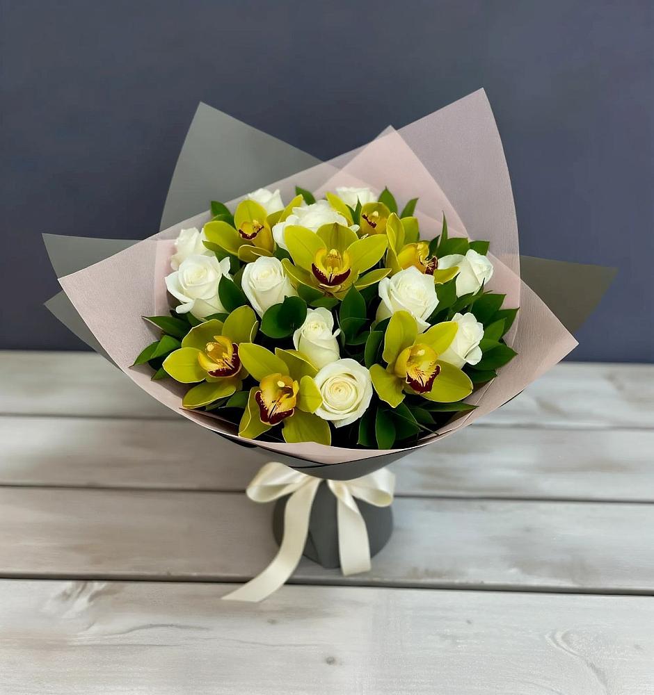 Букет цветов из: Орхидеи и Розы в Венцах