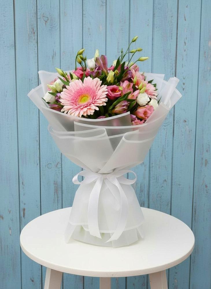 Букет цветов из: Герберы, Альстромерии и Лизиантусы в Венцах