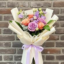 Букет цветов из:  Лизиантусы и Розы в Венцах