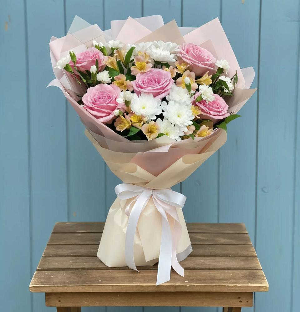 Букет цветов из: Гвоздики, Орхидеи и Розы в Венцах