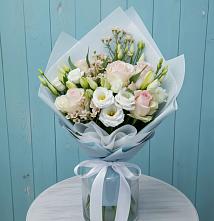 Букет цветов из:  Розы и Лизиантусы в Венцах