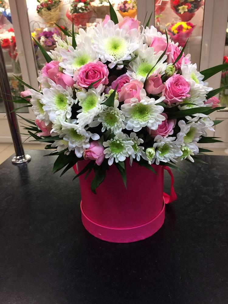 Цветочная композиция из Розы и Хризантемы в шляпной коробке в Венцах