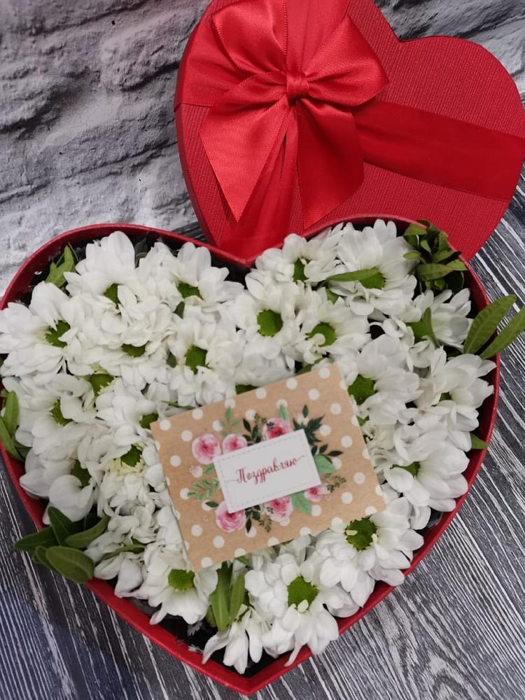 Цветочная композиция из Хризантемы в виде сердца в Венцах