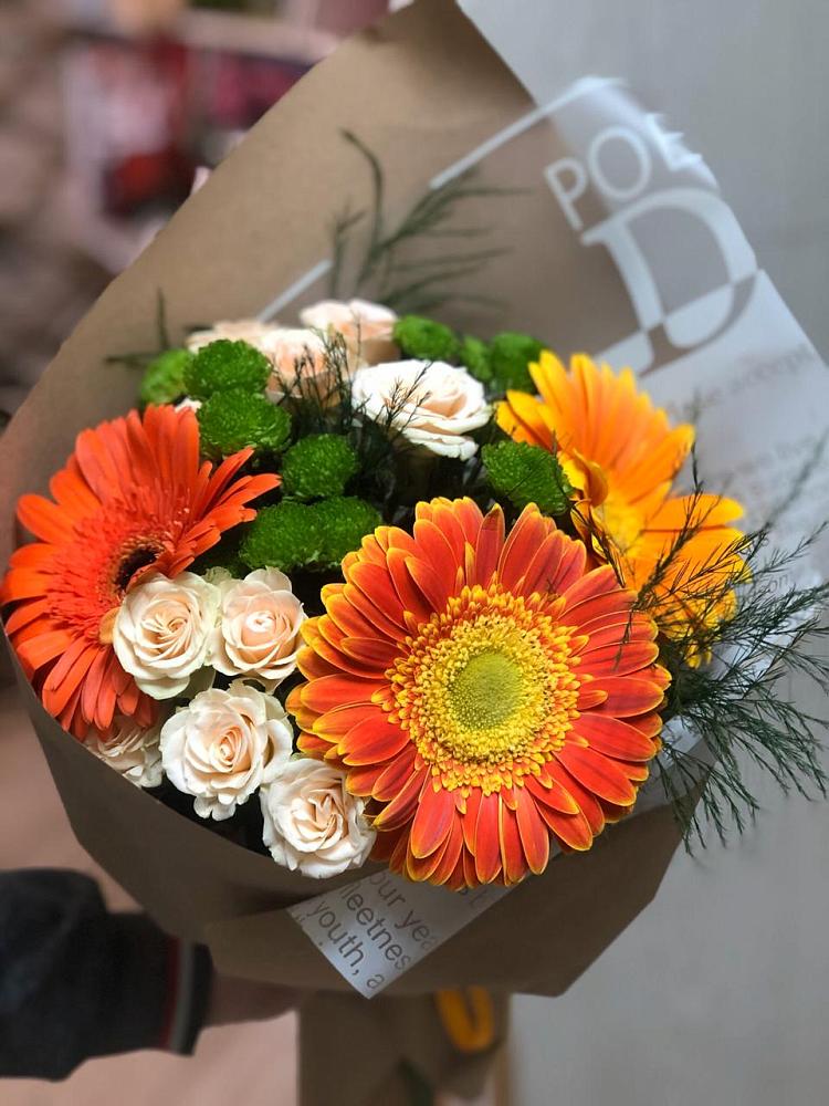 Букет цветов из: Герберы, Хризантемы и Розы в Венцах