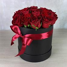 Цветочная композиция из Розы в шляпной коробке в Венцах