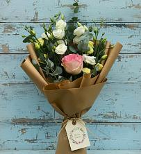Букет цветов из:  Розы и Лизиантусы в Венцах