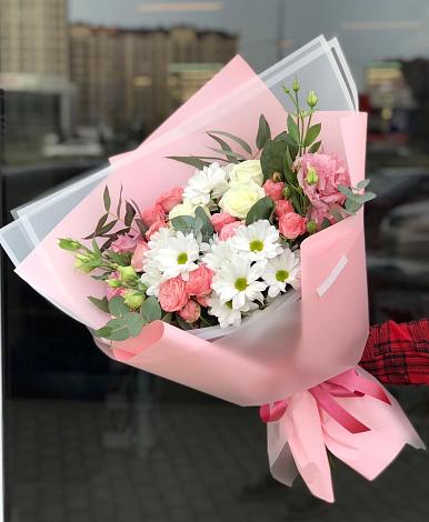 Букет цветов из: Розы, Лизиантусы и Хризантемы в Венцах