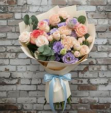 Букет цветов из:  Розы, Лизиантусы и Гвоздики в Венцах