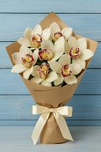 Букет цветов из:  Орхидеи и Розы в Венцах