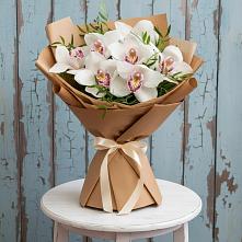 Букет цветов из:  Орхидеи и Розы в Венцах
