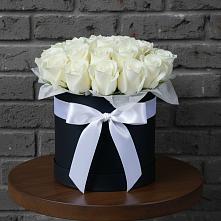 Цветочная композиция из Розы в шляпной коробке #REPLACE_PRED# Венцах