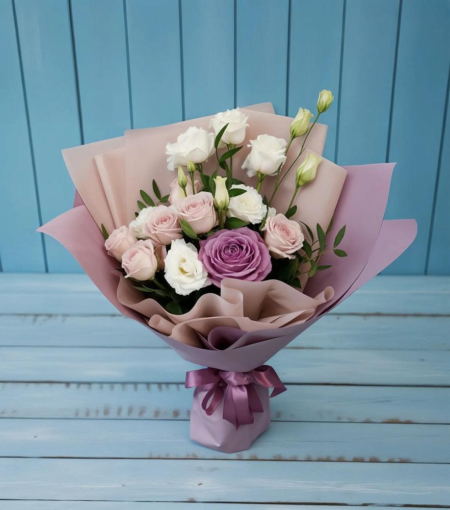 Букет цветов из: Розы и Лизиантусы в Венцах